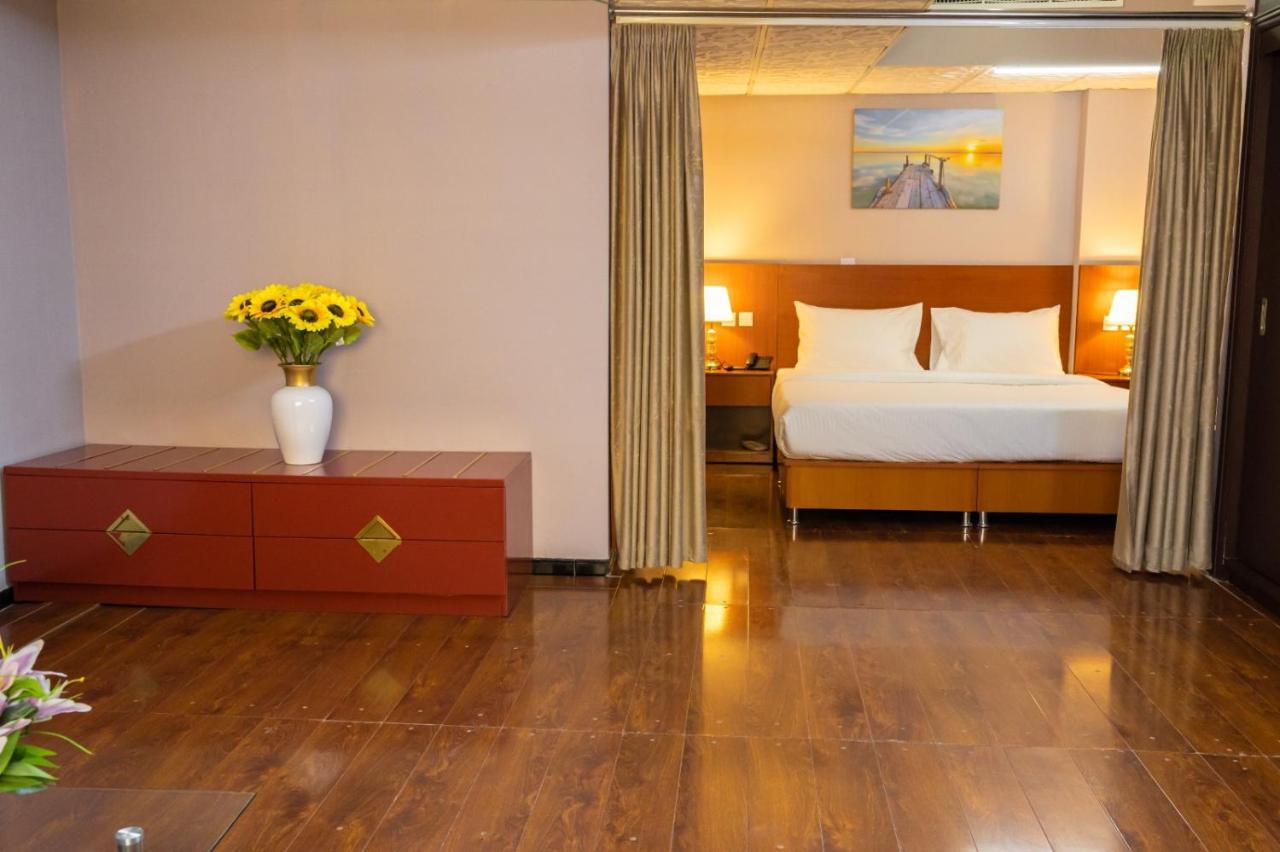 Three 888 Hotel Дубай Экстерьер фото