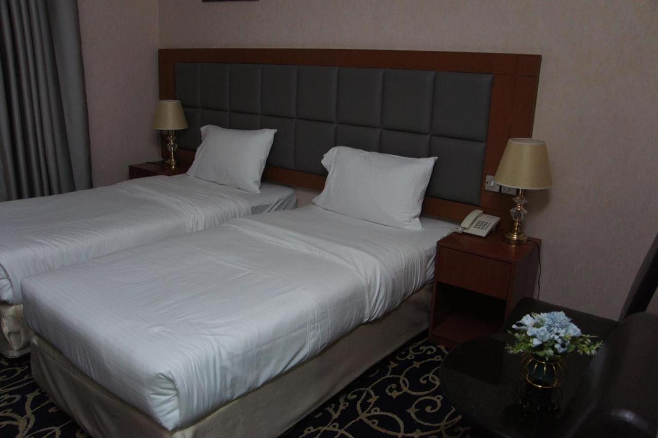 Three 888 Hotel Дубай Экстерьер фото