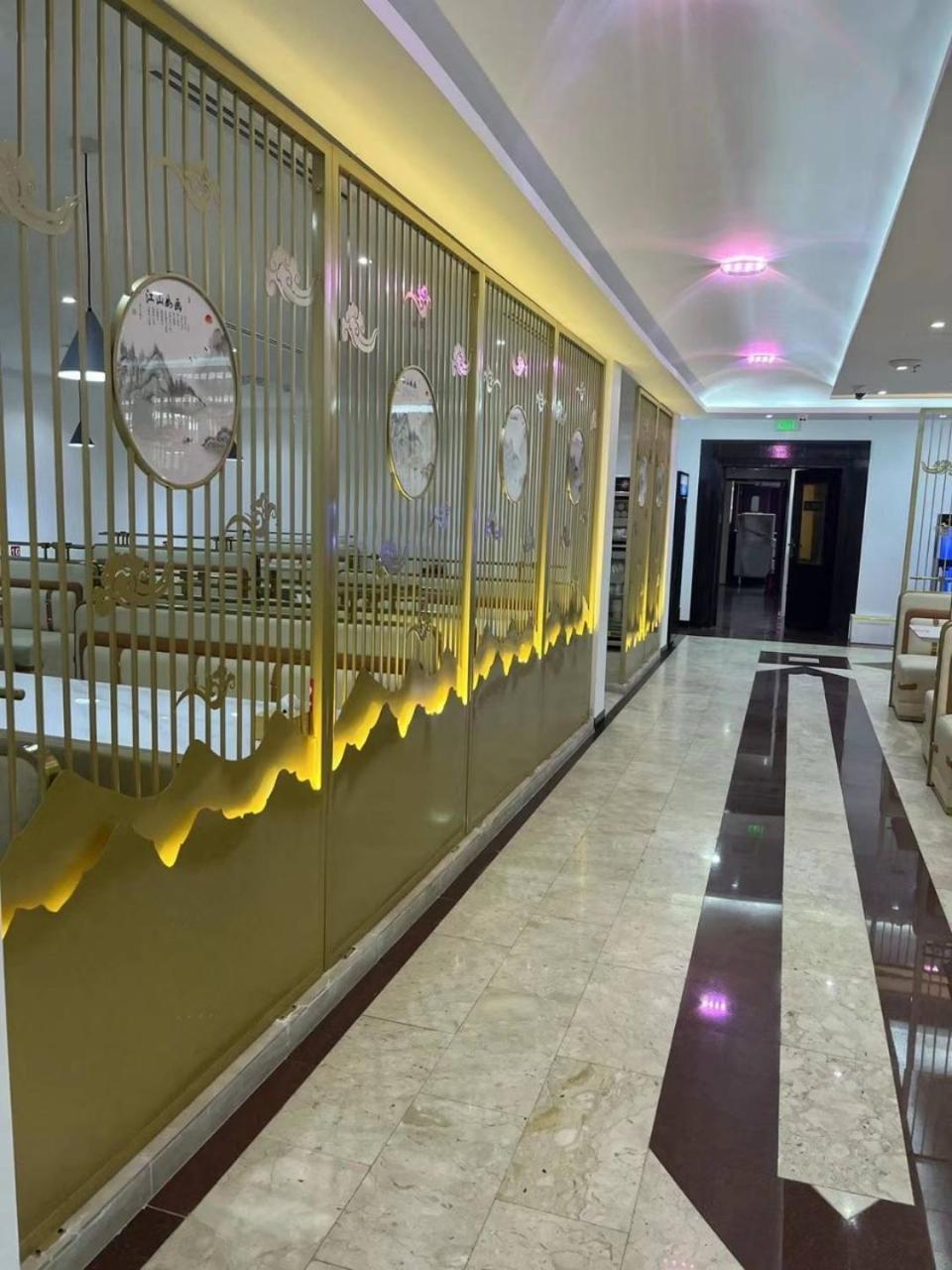 Three 888 Hotel Дубай Экстерьер фото