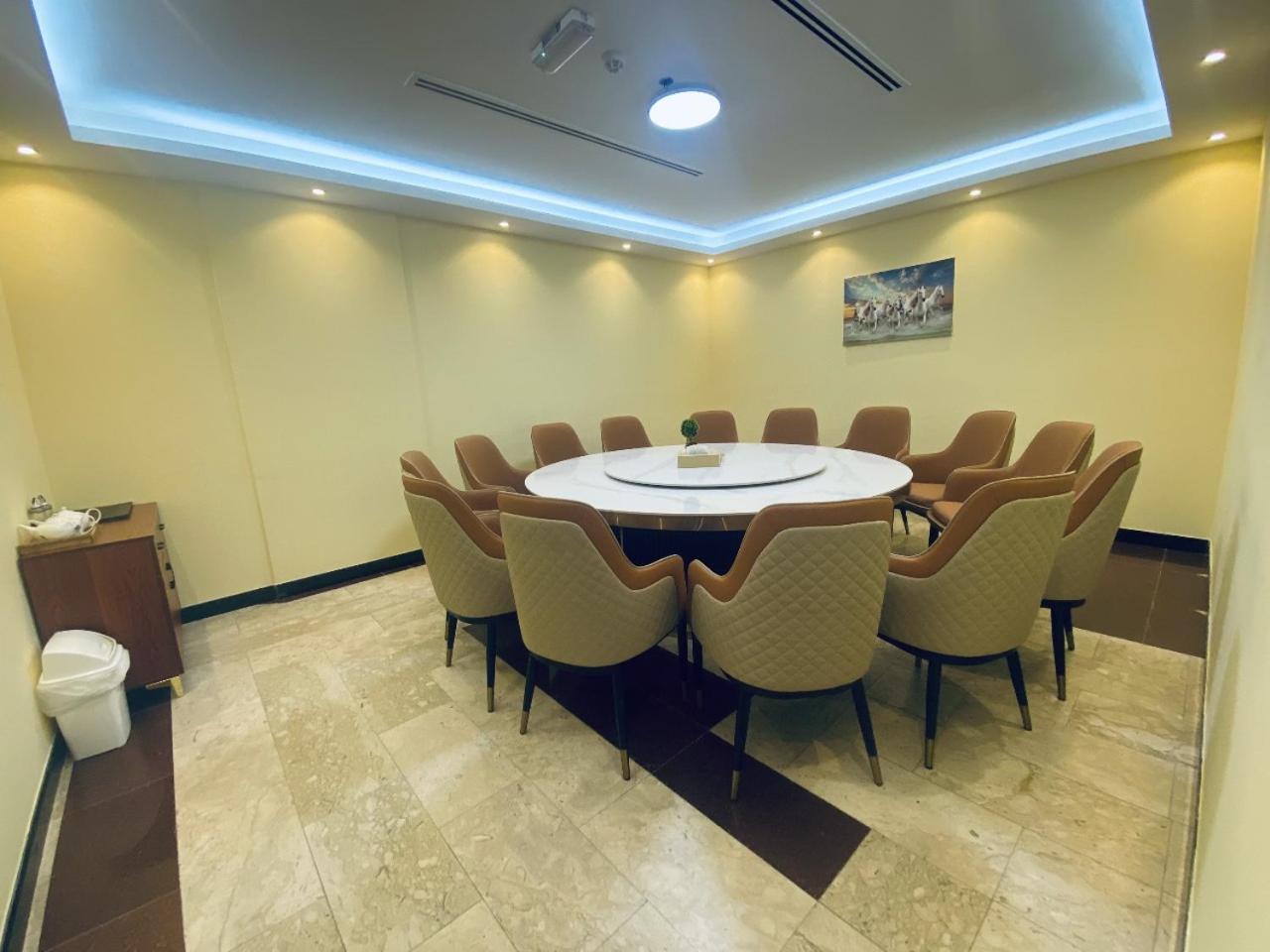 Three 888 Hotel Дубай Экстерьер фото